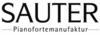 Logo de Sauter Pianofortemanufaktur avec texte noir sur fond blanc, reflétant un savoir-faire dans la fabrication de pianos.