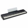 Piano numérique noir avec 88 touches, pupitre intégré et commandes audio, idéal pour musiciens amateurs et professionnels.