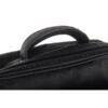 Gros plan d'une poignée de sac noir en tissu avec fermeture éclair, idéal pour transport pratique et sécurisé des objets.