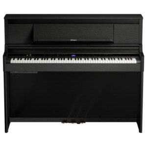 Piano numérique noir avec touches blanches et noires, pédales et couvercle fermé, idéal pour la musique classique et moderne.
