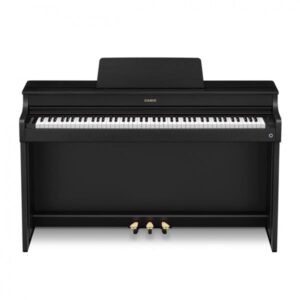 Un piano noir de marque Casio avec 88 touches et trois pédales est visible sur fond blanc.