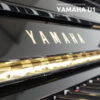 Piano droit Yamaha U1 d'occasion de couleur noire, numéro de série 4933077.